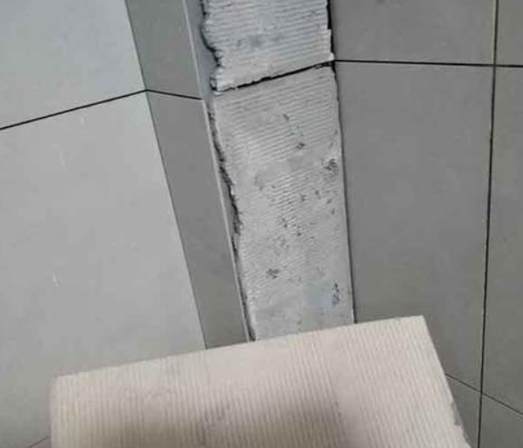 蜀山瓷砖空鼓维修公司分享下厨房瓷砖脱落的补救措施。